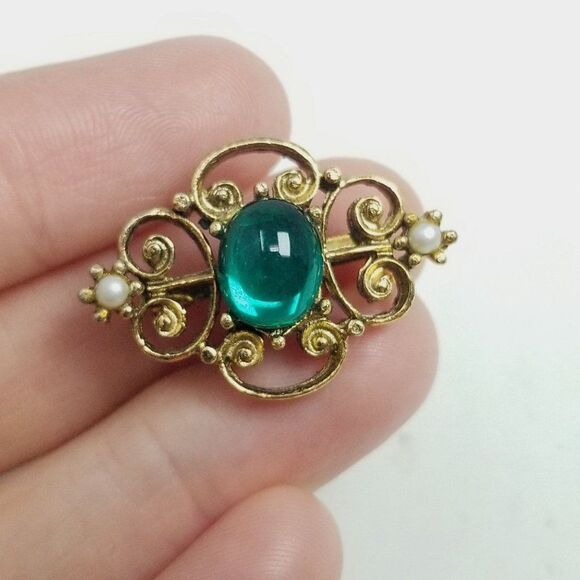 Vintage Green Cabochon and Gold Tone Filigree Brooch, Fancy Lapel Pin, Estate - Picture 6 of 6
